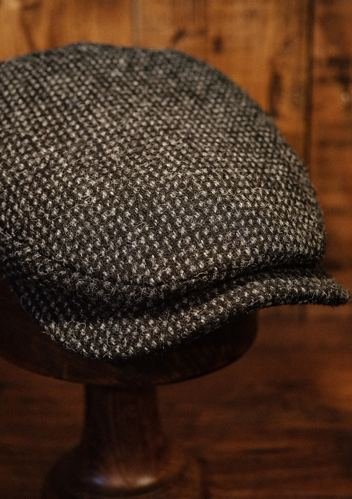 Geary Flat Cap - Dark Grey Harris Tweed